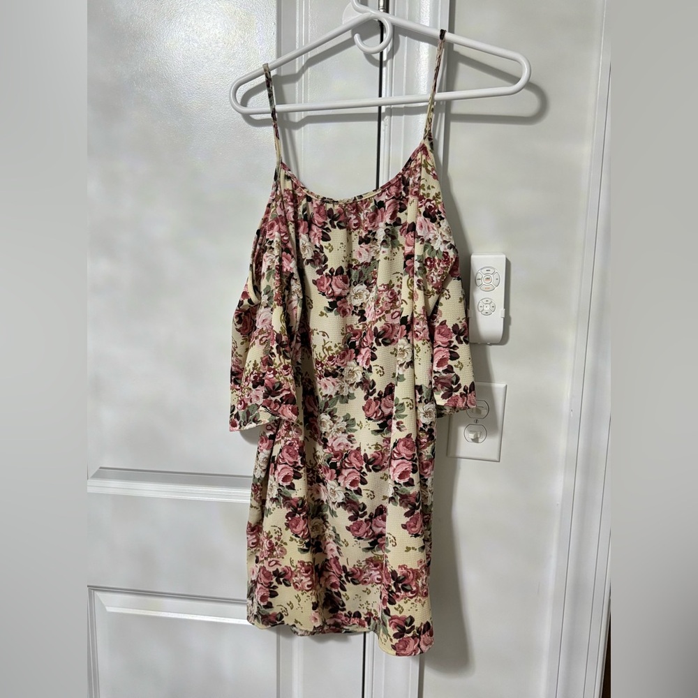 Vibe Sportswear Cold Shoulder Floral  – Size M